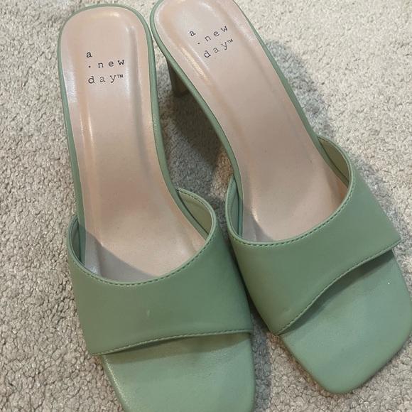 Green Kitten Heels Size 7 NWOT - Picture 3 of 3